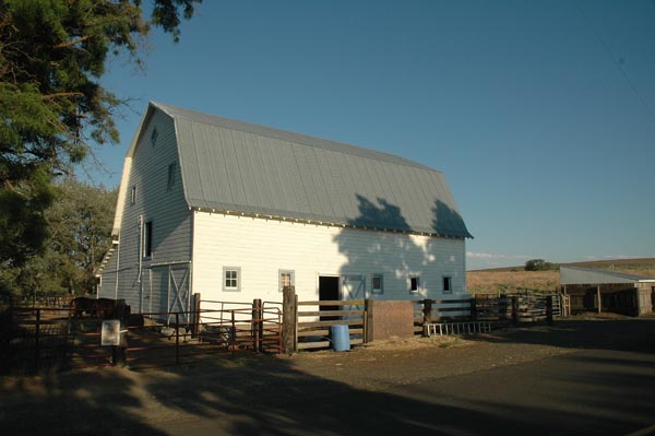 JFoto 0486 Locust Hollow White Glider Barn